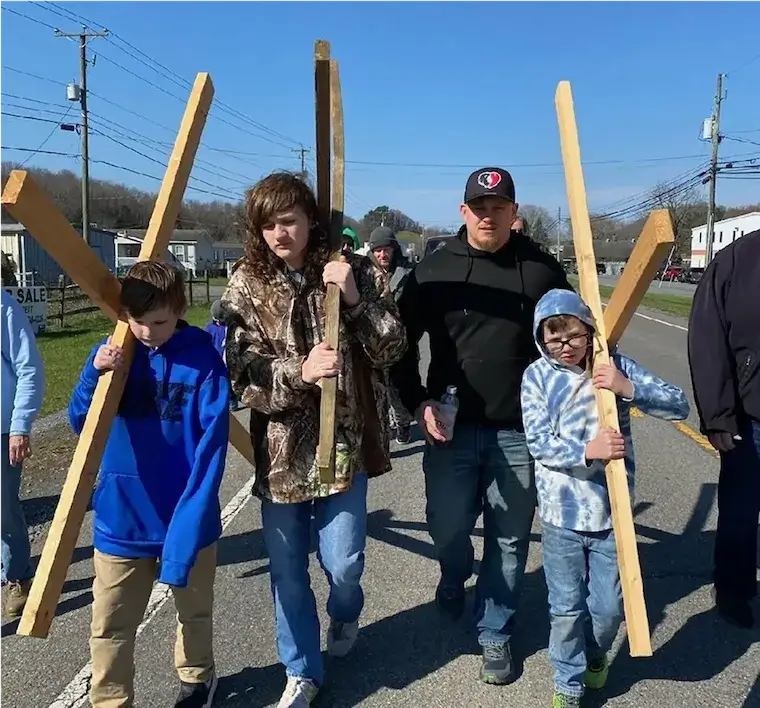 Small procession of the cross: symbol of faith and redemption